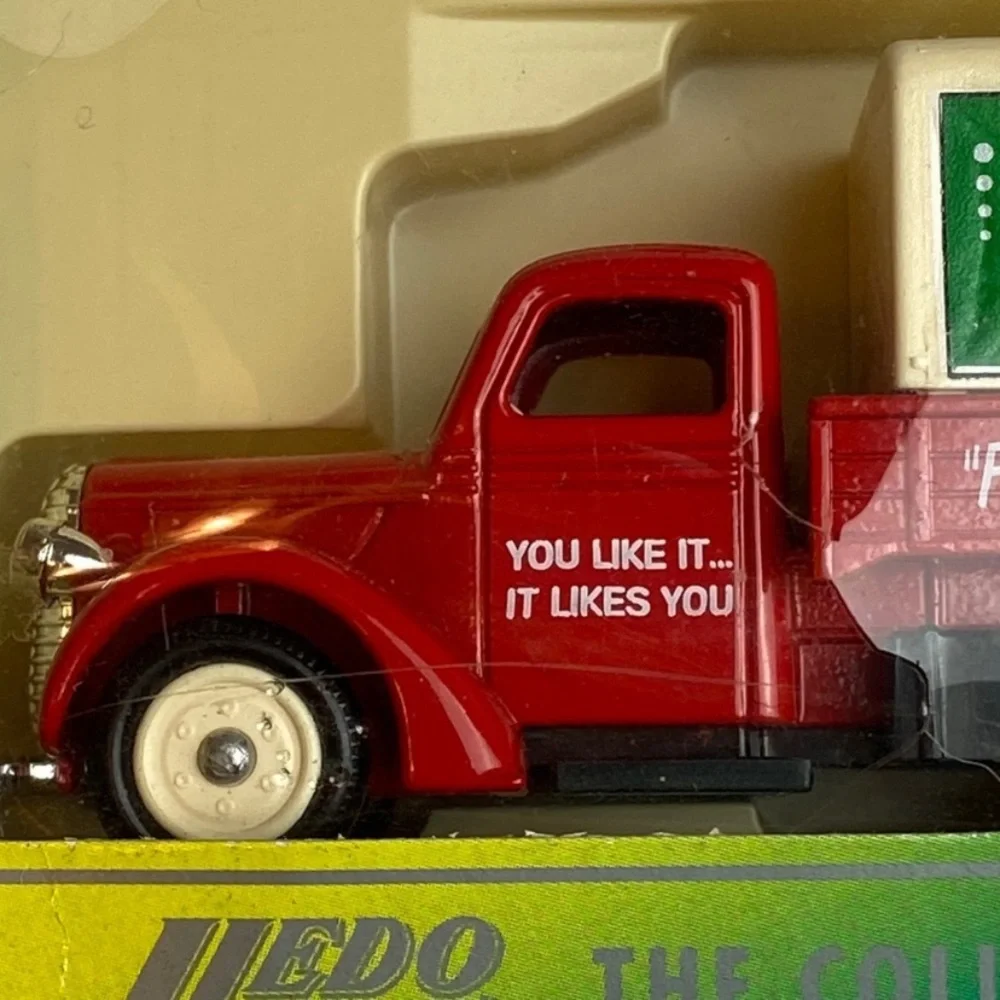 Vintage 7-Up International die cast collectible truck rom England|